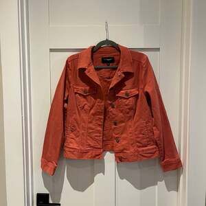 Liverpool Los Angeles Classic Denim Jacket in Coral Fins Orange Size Medium